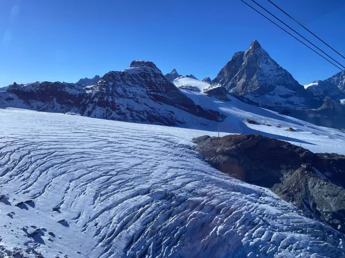 A hóparadicsom, ami a turisták és síelők szívét egyaránt megdobbantja, de az elképesztő, nem eviláginak tűnő kilátás hatalmas veszélyeket rejt magában – Fotó: Tőkés Hunor / Transtelex