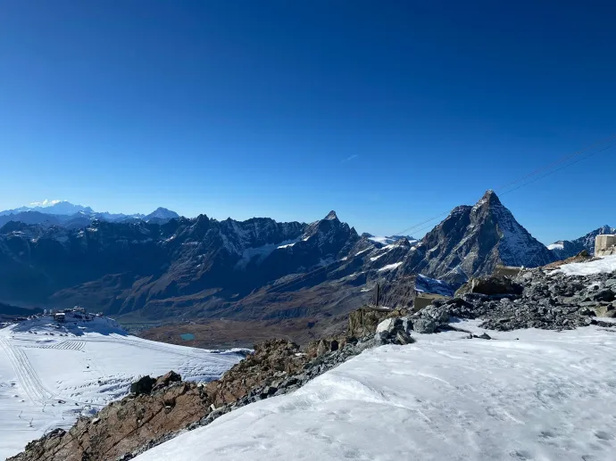A hóparadicsom, ami a turisták és síelők szívét egyaránt megdobbantja, de az elképesztő, nem eviláginak tűnő kilátás hatalmas veszélyeket rejt magában – Fotó: Tőkés Hunor / Transtelex