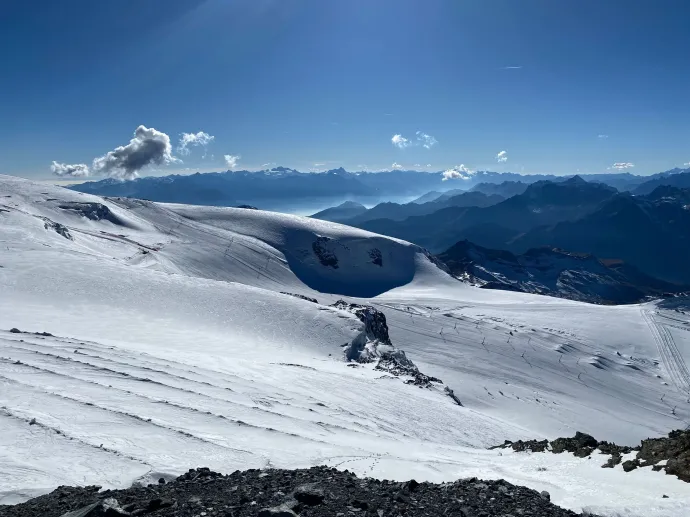 A hóparadicsom, ami a turisták és síelők szívét egyaránt megdobbantja, de az elképesztő, nem eviláginak tűnő kilátás hatalmas veszélyeket rejt magában – Fotó: Tőkés Hunor / Transtelex