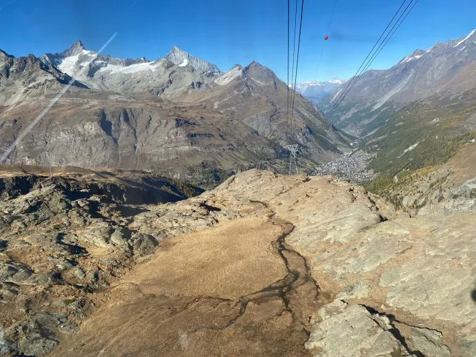 Kétezer méter fölött Zermatt egy apró folttá válik – Fotó: Tőkés Hunor / Transtelex