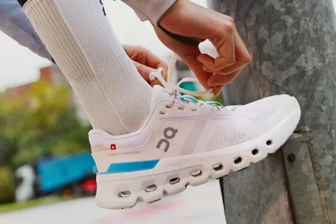 Nyikorog egy cipőjük, mérges vásárlók beperelték az On cipőmárkát