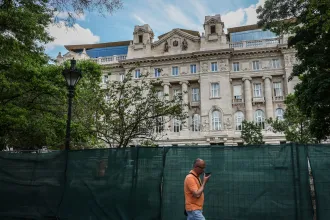 81 milliárdot kaptak, hogy felújítsák az MNB székházát, aztán hibákkal tele adták át. A jegybank most bekeményített