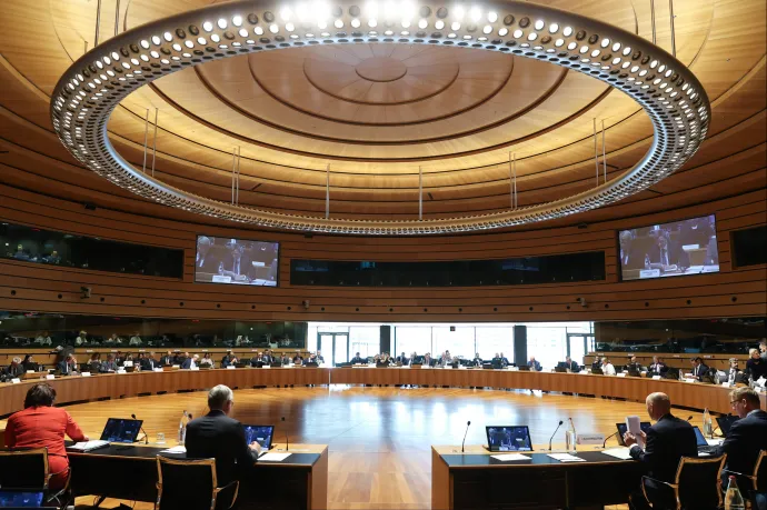 Csendben halasztották a szavazást a Chat Control-ozott uniós gyerekvédelmi rendeletről