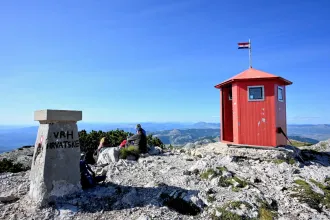 Megnéztük, mit rejt a vörös manókunyhó Horvátország legmagasabb csúcsán