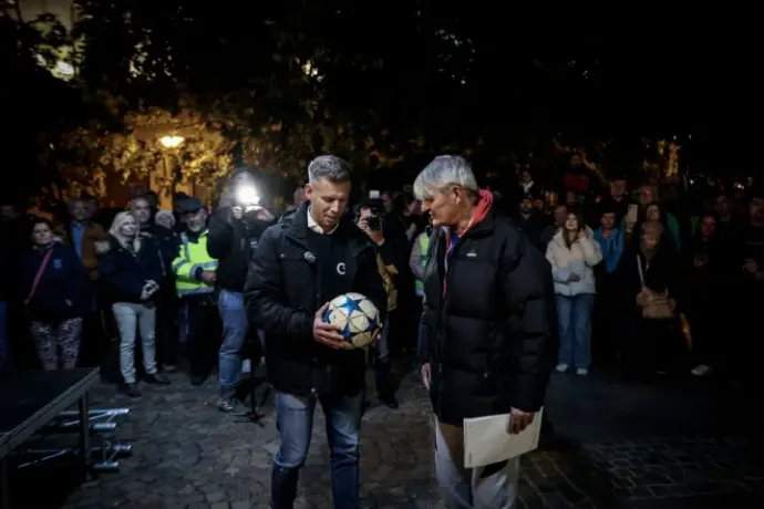 Péter Magyar and the ball signed by András Törőcsik – Photo: István Huszti / Telex