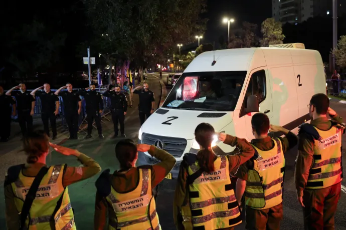 A 2023. október 7-i Hamász-támadás során elrabolt, majd életüket vesztett túszok holttesteit szállító konvoj érkezik az Abu Kabir törvényszéki központba Tel-Avivba 2025. október 15-én – Fotó: Stoyan Nenov / Reuters