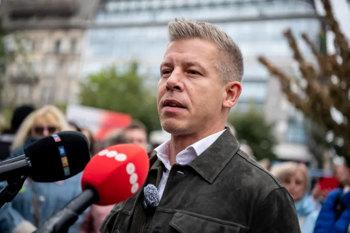 Magyar Péter szerint miután Lázár János átvette az uniós ügyek irányítását, fura figurák érkeztek Brüsszelbe fedett munkakörbe