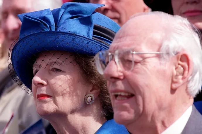 A nyilvánosság előtt példás családi életet élő Margaret Thatcherről kiderült, hogy két szeretője is volt