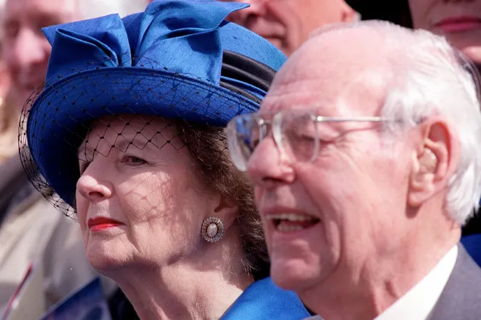 A nyilvánosság előtt példás családi életet élő Margaret Thatcherről kiderült, hogy két szeretője is volt