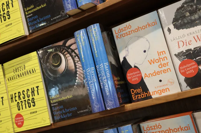 A 2025-ös Nobel-díjas magyar író, Krasznahorkai László könyvei a német kiadója, az S. Fischer Verlage standján láthatók 2025. október 15-én a Frankfurti Könyvvásáron – Fotó: Daniel Roland / AFP