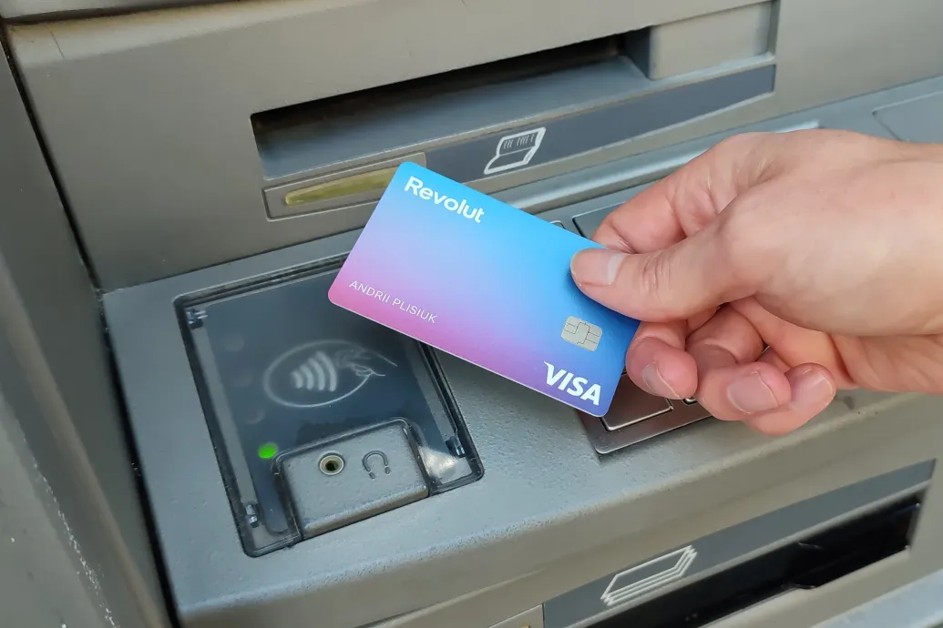 Készpénzháború: a magyar bankok kezdik kiszorítani az ATM-hálózatukon potyázó revolutosokat