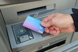 Készpénzháború: a magyar bankok kezdik kiszorítani az ATM-hálózatukon potyázó revolutosokat
