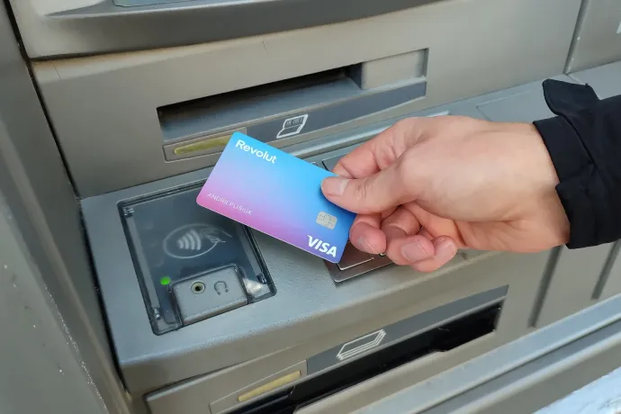 Készpénzháború: a magyar bankok kezdik kiszorítani az ATM-hálózatukon potyázó revolutosokat