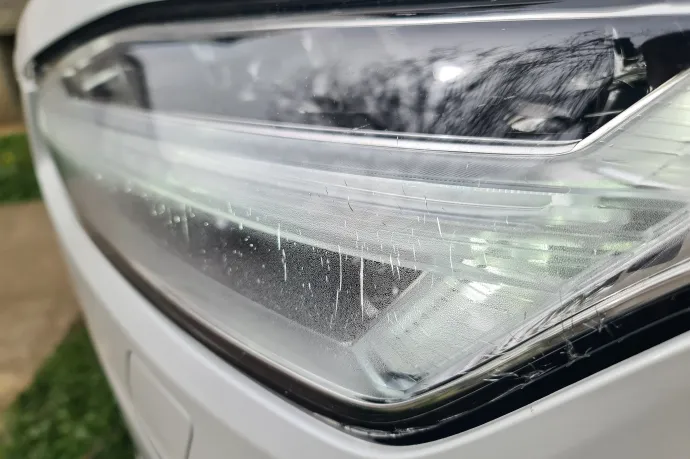 Az XC90-es repedezett fényszórói – Fotó: Olvasónk, Tamás felvétele