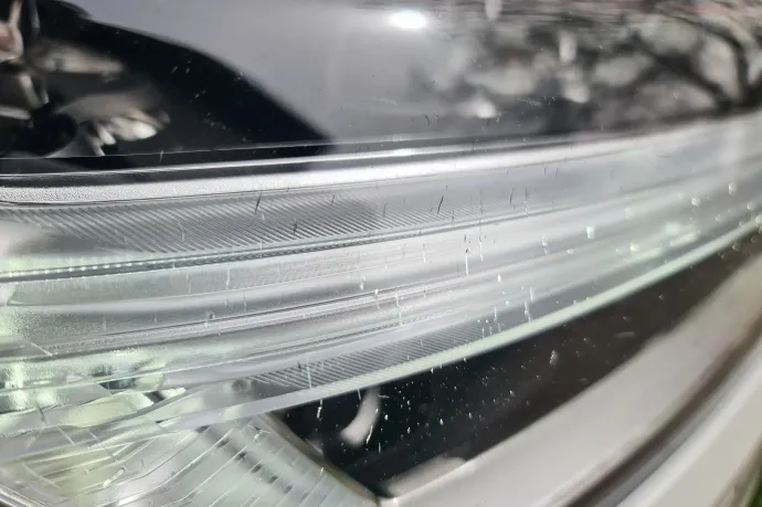 Az XC90-es repedezett fényszórói – Fotó: Olvasónk, Tamás felvétele