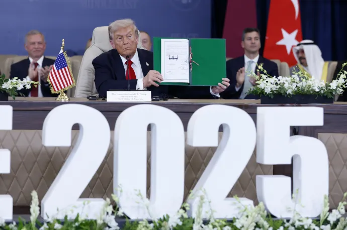 Donald Trump amerikai elnök mutatja az Egyiptom, Katar és Törökország vezetőjével közösen aláírt deklarációt az egyiptomi Sarm-es-Sejkben 2025. október 13-án – Fotó: Chip Somodevilla / Getty Images