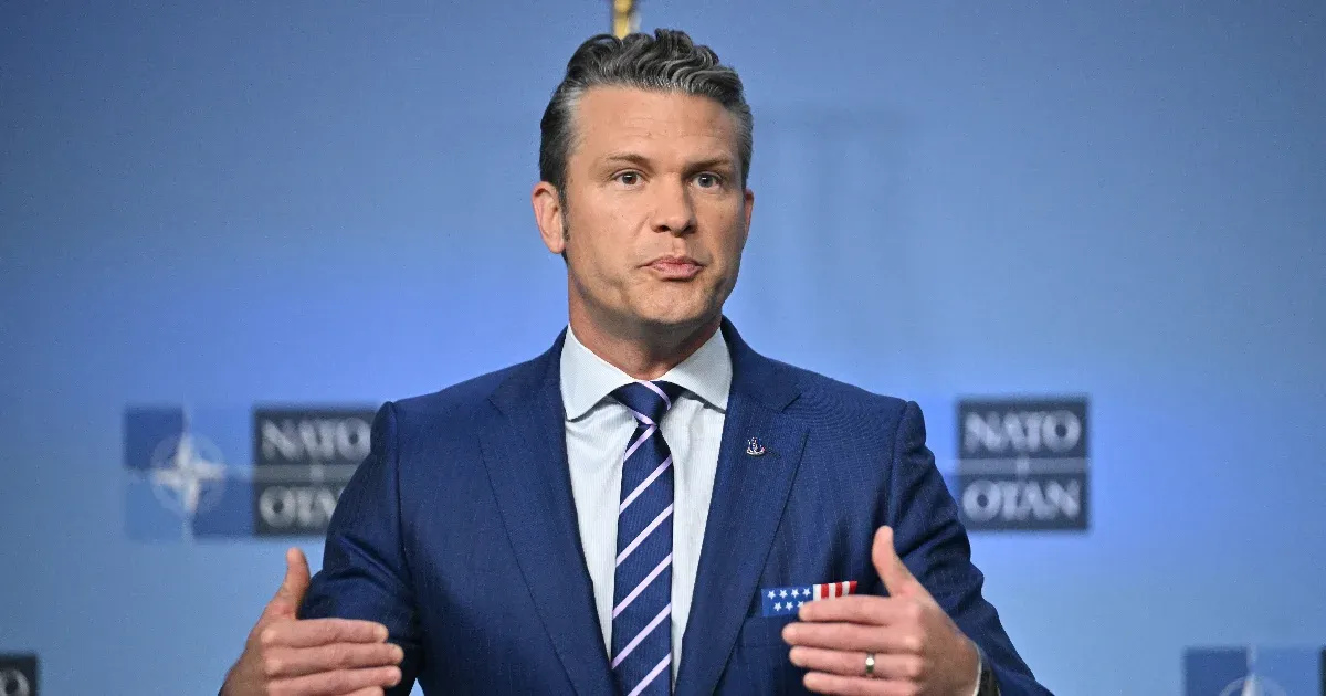 Megrepedt a Pete Hegsethet szállító gép pilótafülkéjének szélvédője, kényszerleszállást kellett végrehajtania