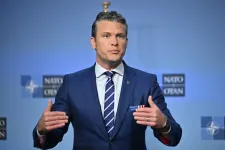 Megrepedt az amerikai védelmi miniszter gépének szélvédője, kényszerleszállást kellett végrehajtani