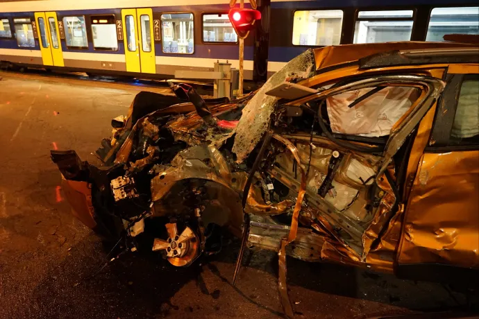 Autóba rohant egy vonat Kőbányán