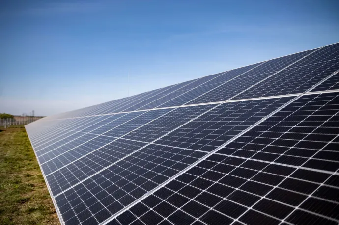 Sokmilliárdos haszonnal passzoltak át az állami MVM-nek napelemes cégeket Tiborcz-közeli körök