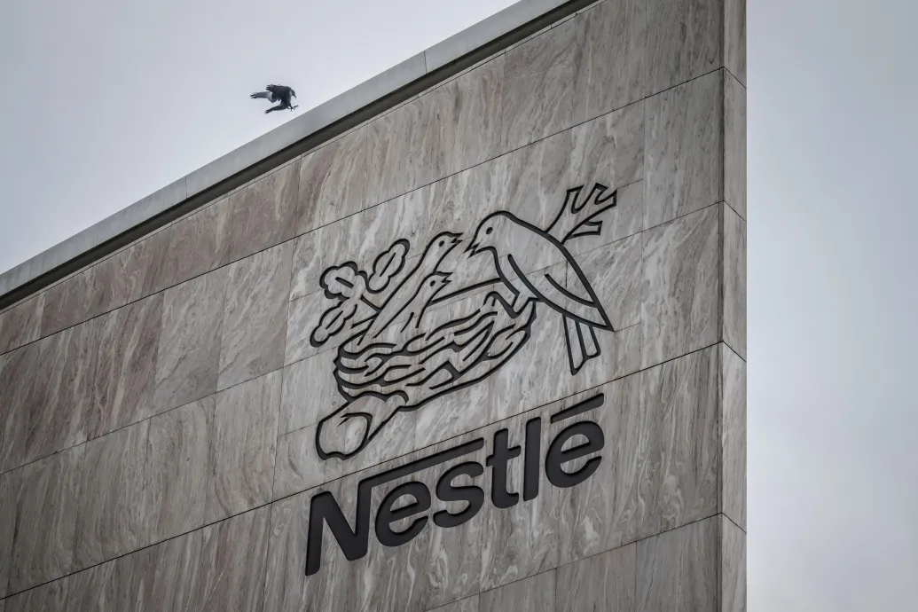 Durva leépítés a Nestlénél: 16 ezer embertől válik meg a svájci cég