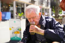 Már egy kevés alkohol is növelheti a demencia kockázatát