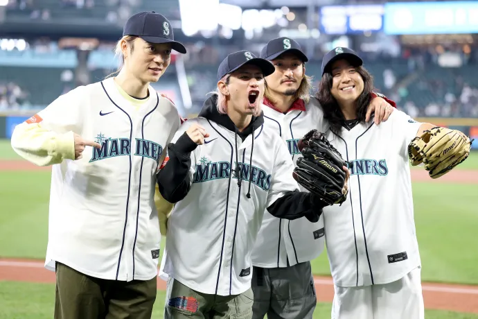 A One Ok Rock zenekar tagjai a Seattle Mariners és a New York Yankees közötti baseball mérkőzés előtt 2025. május 14-én, ahol ők végezték el az ünnepélyes első dobást – Fotó: Steph Chambers / 2025 Getty Images