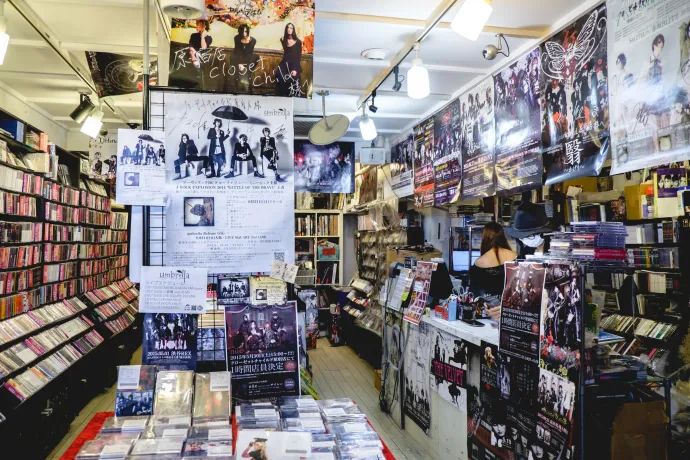 Visual Kei, J-Rock, és más lemezeket árusító lemezbolt Tokióban 2015 körül – Fotó: Samuel Ponce / Shutterstock