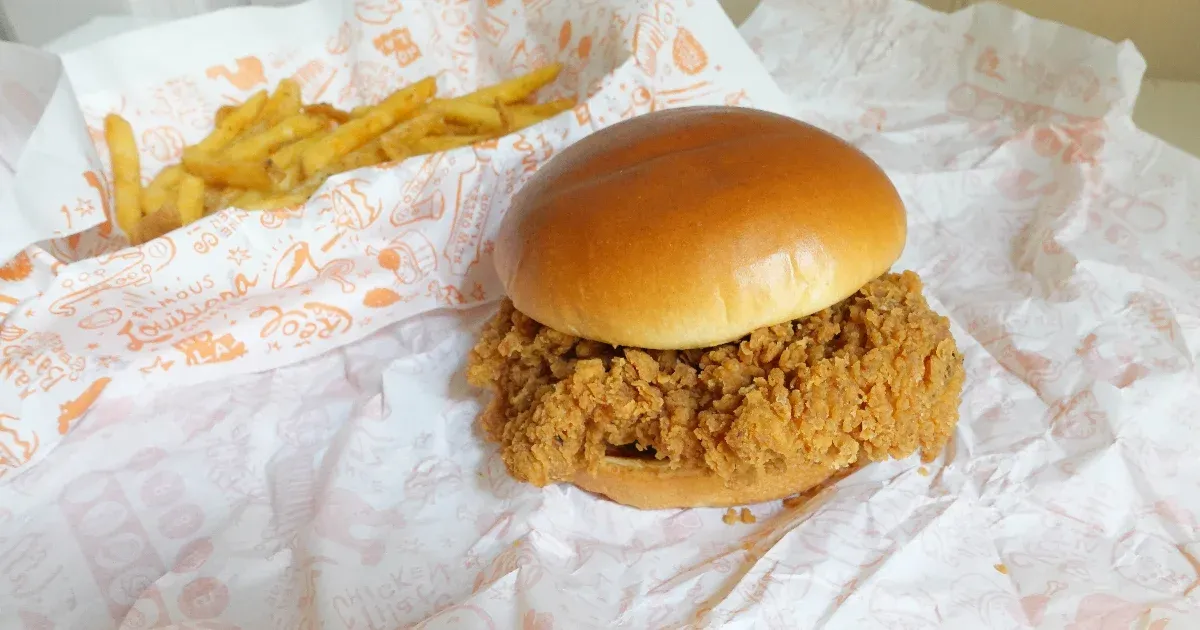 Megint egy rántott húsozó: megkóstoltuk a Popeyes szendvicsét