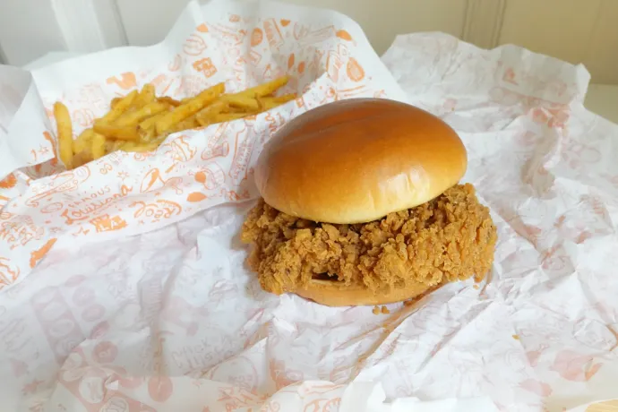 Megint egy rántott húsozó: megkóstoltuk a Popeyes szendvicsét