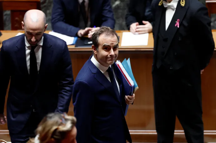 Túlélte a francia kormány a bizalmi szavazást