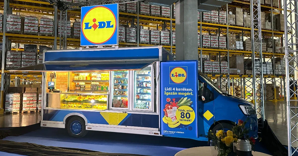 Mozgó boltot indít a Lidl, az üzletté alakított kisbusz a legkisebb településeket fogja járni