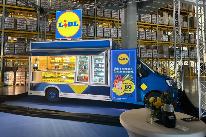 Mozgó boltot indít a Lidl, az üzletté alakított kisbusz a legkisebb településeket fogja járni