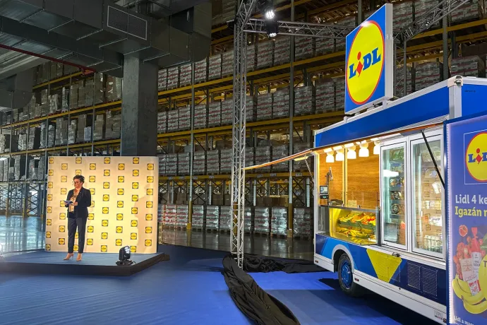 Mozgó boltot indít a Lidl, az üzletté alakított kisbusz a legkisebb településeket fogja járni