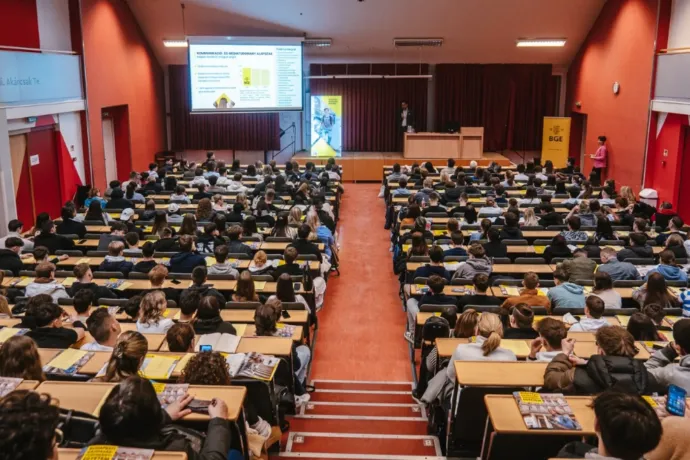 Ahol tavaly 25-en voltunk, ott most 50-en vagyunk, nem tudom kinyitni az ablakot sem
