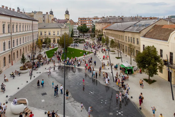 Mi történik egy magyar nagyvárossal, ha néhány év alatt tíz gyárat húznak fel a határában?