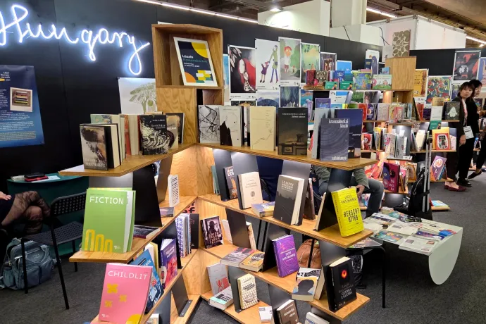 Krasznahorkait egy A4-es lap hirdeti a Frankfurti Könyvvásár magyar standján, máshol LED-kijelzőt is kapott