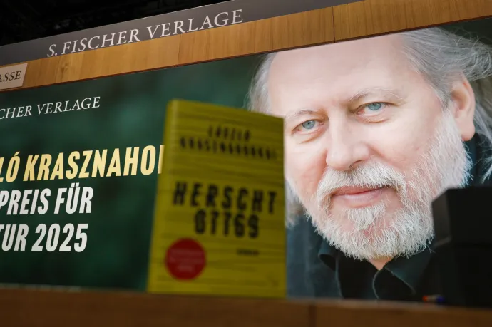 Krasznahorkait egy A4-es lap hirdeti a Frankfurti Könyvvásár magyar standján, máshol LED-kijelzőt is kapott
