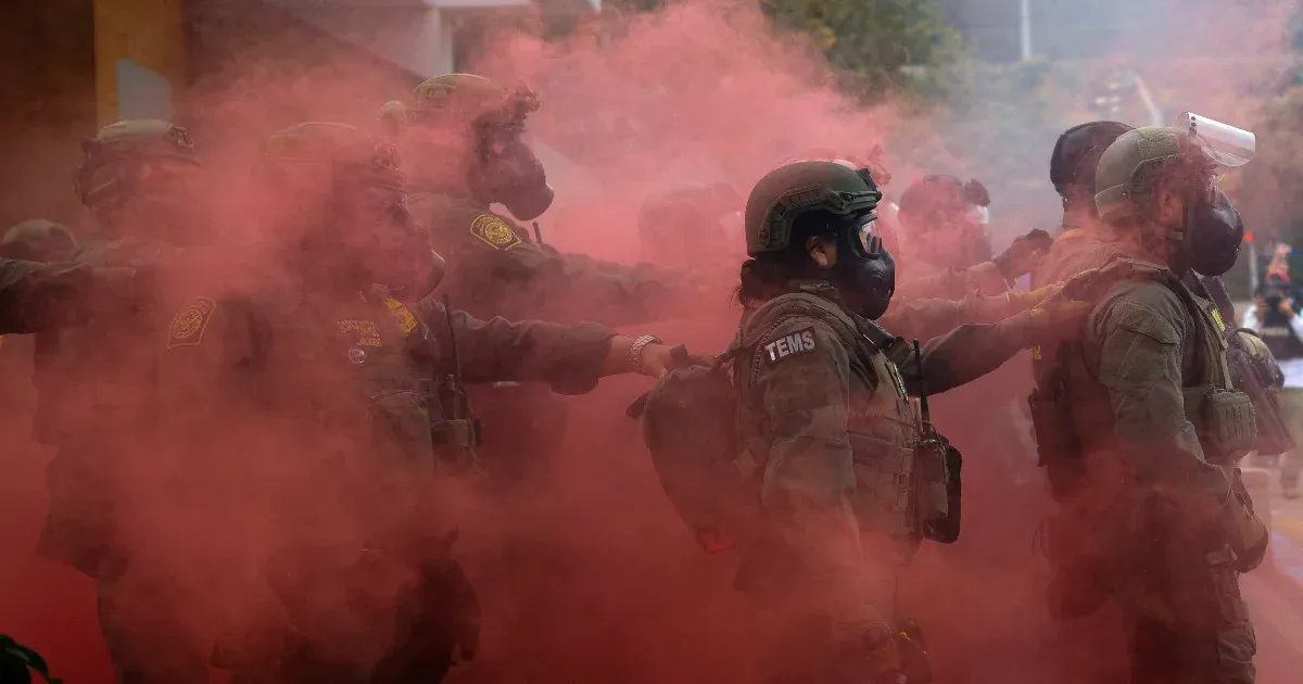 Káoszba taszítanák a demokrata városokat Trump maszkos ügynökei