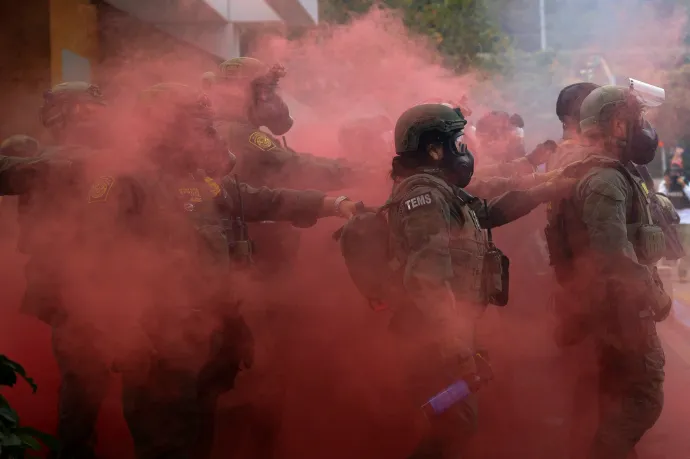 Káoszba taszítanák a demokrata városokat Trump maszkos ügynökei