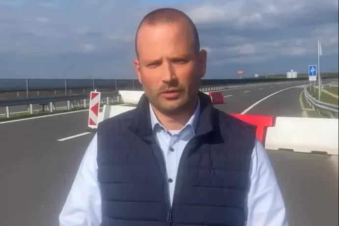 Az ÉKM szerint szégyen és gyalázat, hogy a Strabag nem fejezi be időben az M30-as javítását