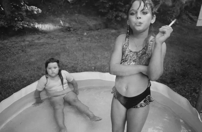 © Mary Ellen Mark: Amanda és unokatestvére, Amy – Valdese, Észak-Karolina, USA, 1990