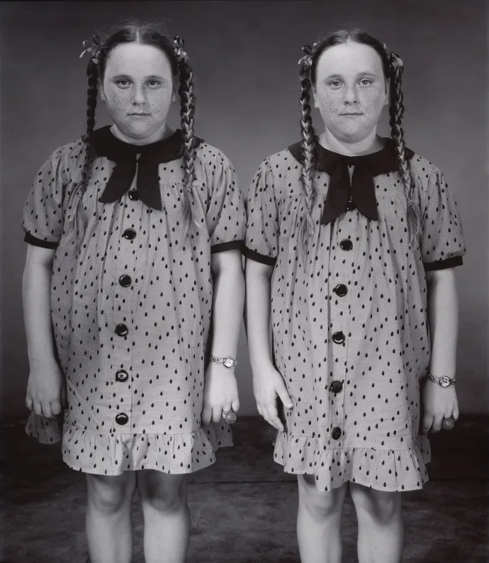 © MaryEllen Mark: Cayla és Mylee Simmermon, 10 évesek (Mylee 2 perccel idősebb) – Ikrek Fesztivál,Twinsburg, Ohio, USA, 2001
