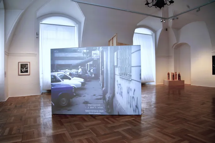 MilicaTomić: Portrait of My Mother című videoinstallációja a Kiscelli Múzeum Október című tárlatán – Fotó: F. Szalatnyay Judit / BTM