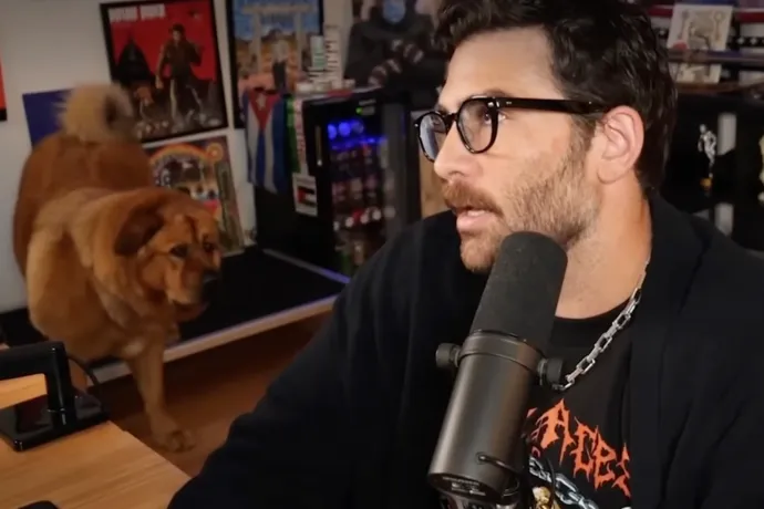 Zavaros és nevetséges magyarázatokkal állt elő a legismertebb baloldali Twitch-streamer, hogy áramütéssel idomítja-e a kutyáját