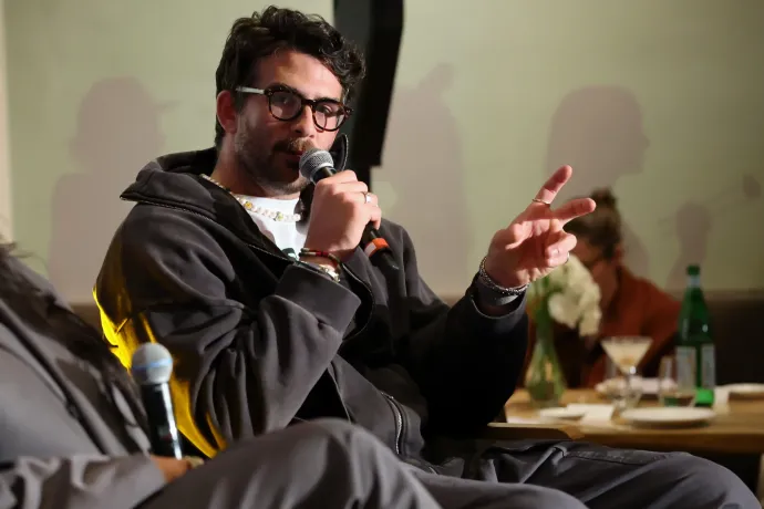 Zavaros és nevetséges magyarázatokkal állt elő a legismertebb baloldali Twitch-streamer, hogy áramütéssel idomítja-e a kutyáját