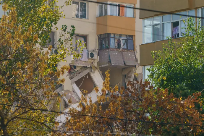 Robbanás rázta meg Bukarestet, lerombolta egy tömbház két emeletét