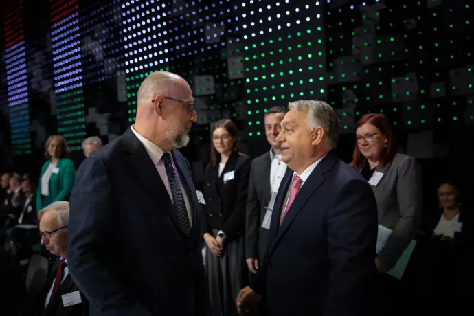 Kelemen Hunor és Orbán Viktor az RMDSZ kongresszusán és a Máért ülésén, egy hét különbséggel – Fotó: Tamás Zsófia / Transtelex ; Nemzetpolitikai Államtitkárság Facebook-oldala