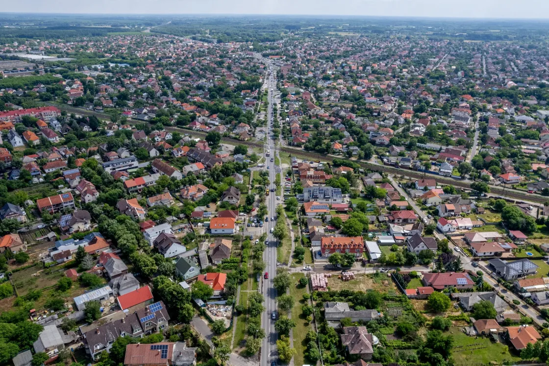 Mi történik egy magyar nagyvárossal, ha néhány év alatt tíz gyárat húznak fel a határában?