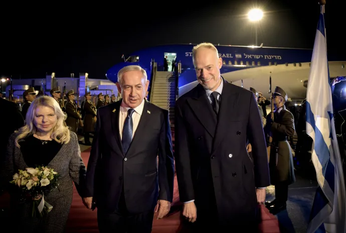 Benjámin Netanjahut Szalay-Bobrovniczky Kristóf honvédelmi miniszter fogadta a Liszt Ferenc repülőtéren 2025. április 3-án – Fotó: Sztaniszlav Horvath / Hungarian Defence Ministry / AFP